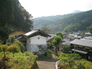 白壁の蔵のある山里でおもしろい花嫁行列に出会って・・・