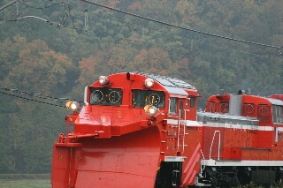 紅葉の山をバックに試運転中のラッセル車