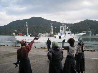 カニ漁船は再び沖の漁場へ