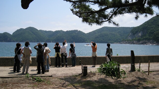 海上からも祈願。陸上では手を振って・・・