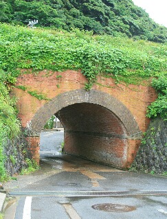 レンガ造りの小さな隋道