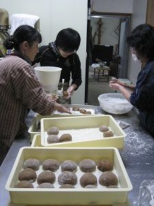 餅丸めて