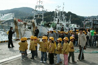 漁港では子供たちがお出迎え