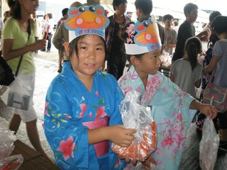 香住ガニを手渡す女の子たち