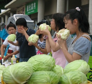 キャベツの早食い大会（女性の部）