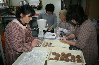 家族総出で餅を丸めて