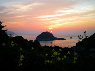 夕日がきれい、ユウスゲの花も咲いて・・・