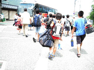 帰路に着く臨海学校さん