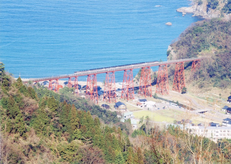 暖冬の山から餘部鉄橋